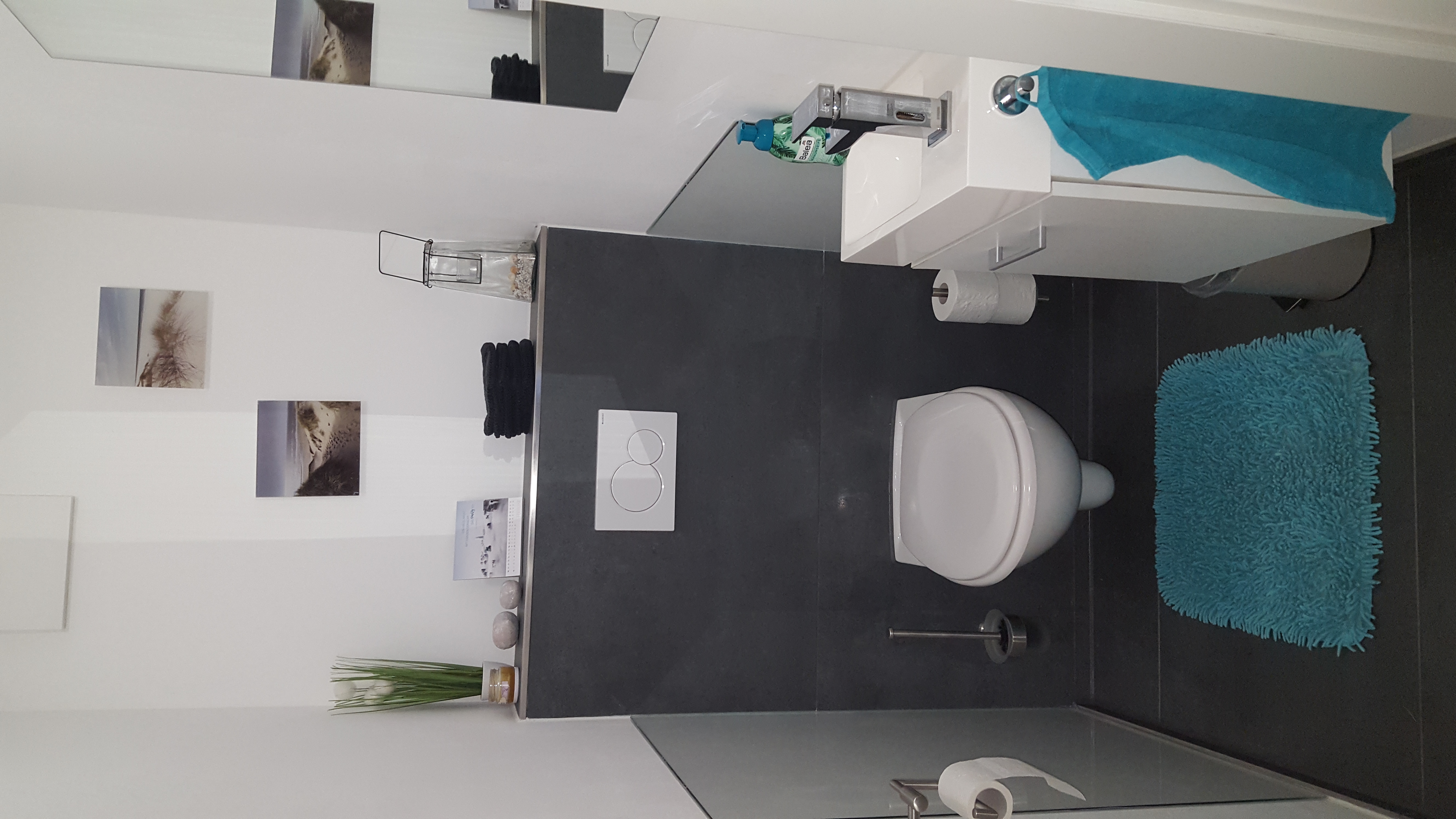 Separates WC mit Waschbecken