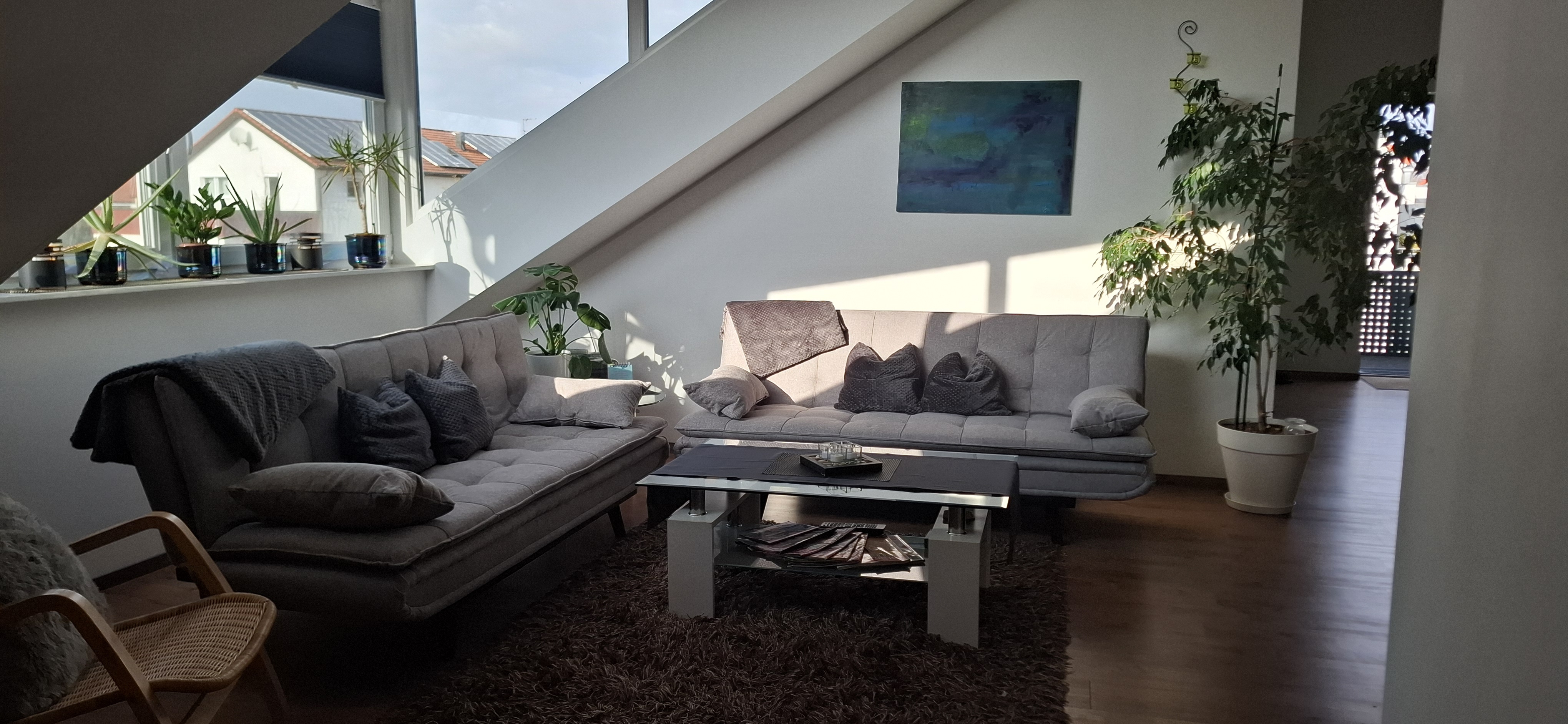 Ferienwohnung Antonia — helles Wohnzimmer mit Sonnenlicht