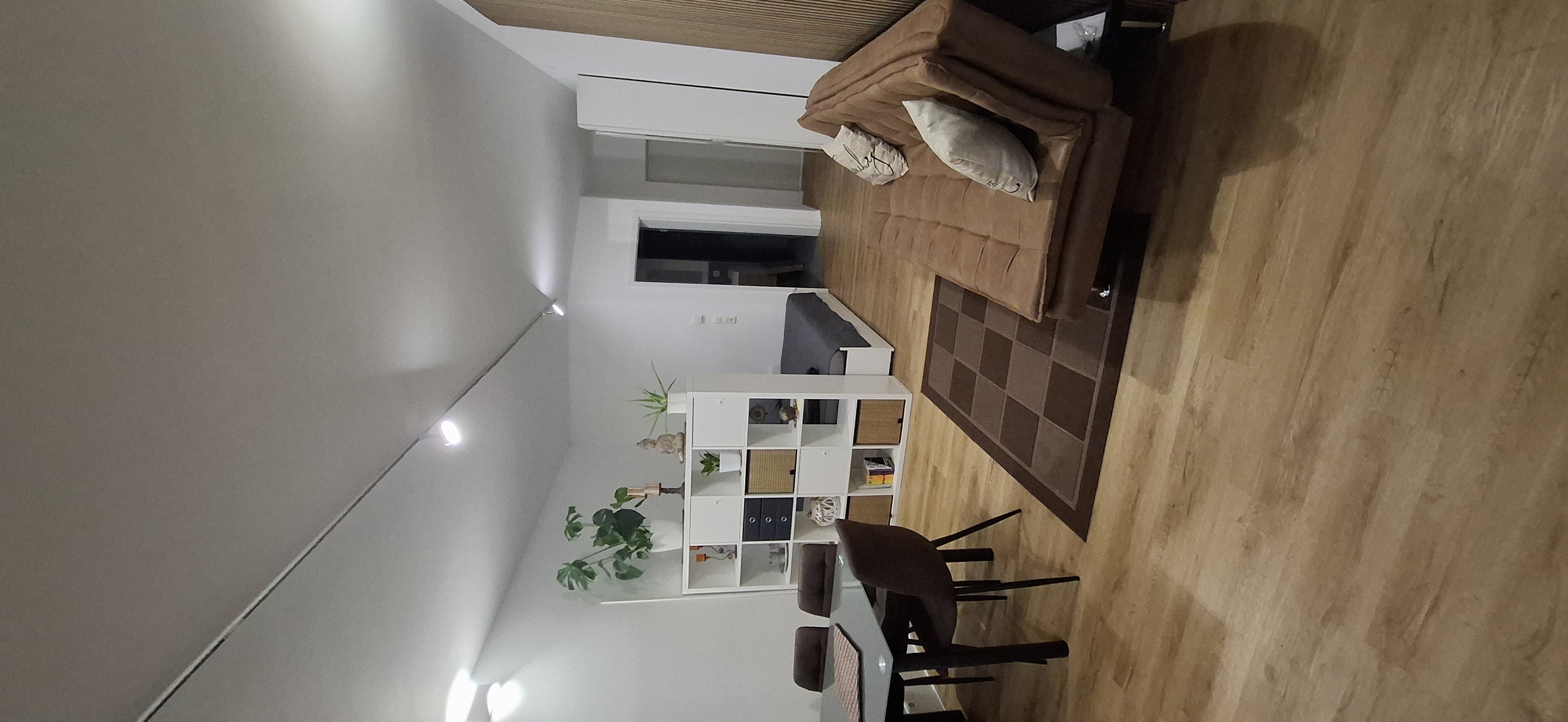 Ferienwohnung Toni — gemütlicher Wohnbereich mit Sofa und Bücherregal